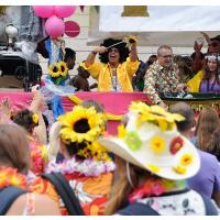 771_9793 Geschmückte Truck Parade beim Hamburger Schlager Move - Sonnenblumen am Hut. | 